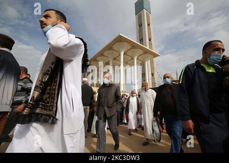 La prière du premier vendredi a eu lieu à la Grande Mosquée d'Alger, la troisième plus grande mosquée du monde, dans la capitale, Alger, Algérie sur 06 novembre 2020, Et les adorateurs ont fait des prières du vendredi à la mosquée d'Alger en portant un masque de protection et en utilisant des tapis individuels tout en respectant l'espacement physique. (Photo de Billal Bensalem/NurPhoto) Banque D'Images