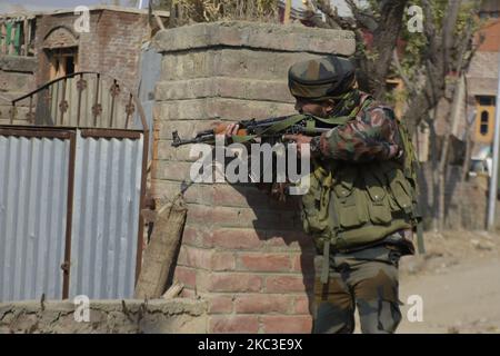 Le 06 novembre 2020, un soldat paramilitaire indien prend position près du point de rencontre dans la région de Pampore, au sud de Srinagar, au Cachemire administré par l'Inde. Deux militants et un civil ont été tués lors d'une rencontre nocturne avec les forces indiennes. (Photo de Muzamil Mattoo/NurPhoto) Banque D'Images