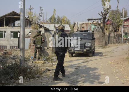 Les forces indiennes restent vigilantes près du point de rencontre dans la région de Pampore, au sud de Srinagar, au Cachemire administré par l'Inde, le 06 novembre 2020. Deux militants et un civil ont été tués lors d'une rencontre nocturne avec les forces indiennes. (Photo de Muzamil Mattoo/NurPhoto) Banque D'Images