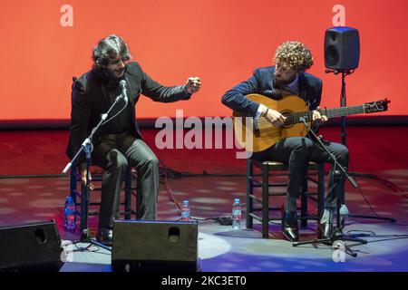 Le chanteur espagnol Antonio Reyes Montoya et le guitariste Pepe del Morao se sont produits sur scène lors du festival Madrid es Musica au Teatro Fernan Gomez on 06 novembre 2020 à Madrid, en Espagne. (Photo par Oscar Gonzalez/NurPhoto) Banque D'Images