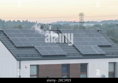 Des panneaux solaires montés sur le toit de la maison résidentielle pour produire de l'électricité propre et réduire les factures d'électricité sont visibles à Gdansk, Pologne, le 12 octobre 2020 (photo de Michal Fludra/NurPhoto) Banque D'Images