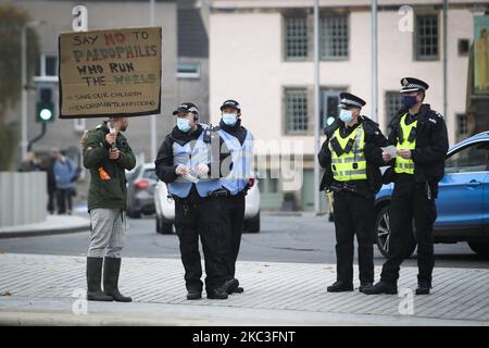 Le groupe anti-masque et Covid-hoax « Saving Scotland » proteste devant le Parlement écossais sur 07 novembre 2020 à Édimbourg, en Écosse. Sauver l'Écosse se décrit comme un « mouvement de santé de base », les organisateurs affirmant qu'ils ne sont pas d'accord avec les couvertures de visage obligatoires et les différentes mesures visant à freiner la propagation du virus, le groupe est également contre toute sorte de vaccination obligatoire. (Photo par Ewan Bootman/NurPhoto) Banque D'Images