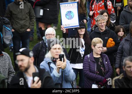 Le groupe anti-masque et Covid-hoax « Saving Scotland » proteste devant le Parlement écossais sur 07 novembre 2020 à Édimbourg, en Écosse. Sauver l'Écosse se décrit comme un « mouvement de santé de base », les organisateurs affirmant qu'ils ne sont pas d'accord avec les couvertures de visage obligatoires et les différentes mesures visant à freiner la propagation du virus, le groupe est également contre toute sorte de vaccination obligatoire. (Photo par Ewan Bootman/NurPhoto) Banque D'Images