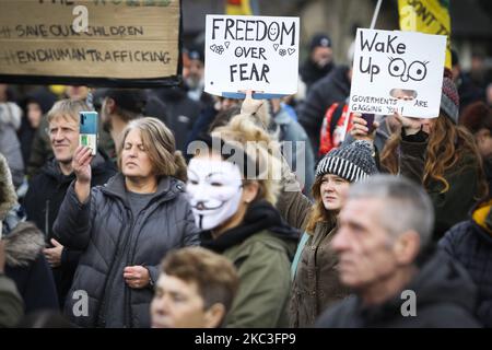 Le groupe anti-masque et Covid-hoax « Saving Scotland » proteste devant le Parlement écossais sur 07 novembre 2020 à Édimbourg, en Écosse. Sauver l'Écosse se décrit comme un « mouvement de santé de base », les organisateurs affirmant qu'ils ne sont pas d'accord avec les couvertures de visage obligatoires et les différentes mesures visant à freiner la propagation du virus, le groupe est également contre toute sorte de vaccination obligatoire. (Photo par Ewan Bootman/NurPhoto) Banque D'Images