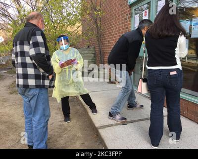 L'infirmière demande aux patients de répondre aux questions de dépistage de la COVID-19 à l'extérieur d'un bureau médical pendant le nouveau coronavirus (COVID-19) à Toronto, Ontario, Canada, on 07 novembre 2020. (Photo de Creative Touch Imaging Ltd./NurPhoto) Banque D'Images