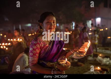 Les dévotés hindous s'assoient sur le sol d'un temple pour observer Rakher Ubabash, à Narayanganj, au Bangladesh, au 7 novembre 2020. (Photo par Mushfiqul Alam/NurPhoto) Banque D'Images