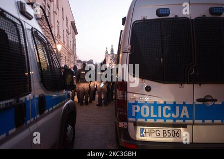 Des véhicules de police et des policiers bloquent les manifestants Pro-Choice dans la rue Grodzka à Cracovie. Des étudiants universitaires, des activistes des droits des femmes et leurs partisans ont organisé une autre manifestation anti-gouvernementale à Cracovie le 17th jour des manifestations en cours, communément appelées grève des femmes (en polonais : Strajk Kobiet), faisant pression sur les restrictions à la pandémie et exprimant leur colère face à la décision de la Cour suprême qui a resserré les lois déjà strictes sur l'avortement. Samedi, 7 novembre 2020, à Cracovie, en Pologne. (Photo par Artur Widak/NurPhoto) Banque D'Images