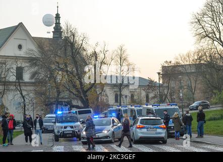 Voitures de police et fourgonnettes à côté du château de Wawel à Cracovie, vue avant la manifestation Pro-Choice. Des étudiants universitaires, des activistes des droits des femmes et leurs partisans ont organisé une autre manifestation anti-gouvernementale à Cracovie le 17th jour des manifestations en cours, communément appelées grève des femmes (en polonais : Strajk Kobiet), faisant pression sur les restrictions à la pandémie et exprimant leur colère face à la décision de la Cour suprême qui a resserré les lois déjà strictes sur l'avortement. Samedi, 7 novembre 2020, à Cracovie, en Pologne. (Photo par Artur Widak/NurPhoto) Banque D'Images