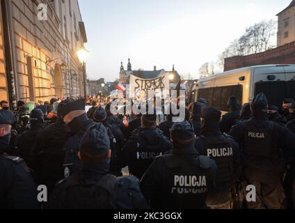 Des policiers bloquant les manifestants Pro-Choice dans la rue Grodzka de Cracovie, à côté du château de Wawel. Des étudiants universitaires, des activistes des droits des femmes et leurs partisans ont organisé une autre manifestation anti-gouvernementale à Cracovie le 17th jour des manifestations en cours, communément appelées grève des femmes (en polonais : Strajk Kobiet), faisant pression sur les restrictions à la pandémie et exprimant leur colère face à la décision de la Cour suprême qui a resserré les lois déjà strictes sur l'avortement. Samedi, 7 novembre 2020, à Cracovie, en Pologne. (Photo par Artur Widak/NurPhoto) Banque D'Images