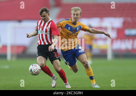 Jack Diamond de Sunderland en action avec George Lapslie de Mansfield Town lors du match de la coupe FA entre Sunderland et Mansfield Town au Stade de Light, Sunderland, Angleterre, le samedi 7th novembre 2020. (Photo de Mark Fletcher/MI News/NurPhoto) Banque D'Images