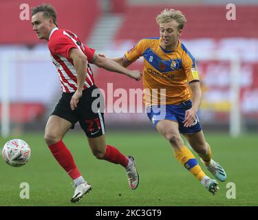 Jack Diamond de Sunderland en action avec George Lapslie de Mansfield Town lors du match de la coupe FA entre Sunderland et Mansfield Town au Stade de Light, Sunderland, Angleterre, le samedi 7th novembre 2020. (Photo de Mark Fletcher/MI News/NurPhoto) Banque D'Images