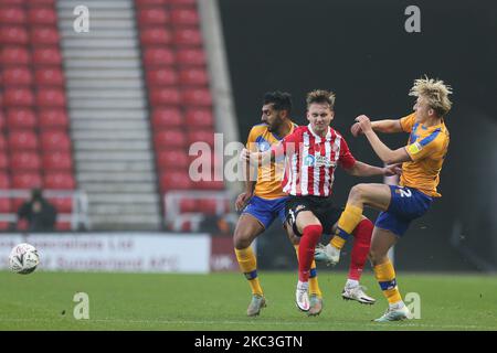 George Lapslie de Mansfield Town en action avec Jack Diamond de Sunderland lors du match de la coupe FA entre Sunderland et Mansfield Town au stade de Light, Sunderland, Angleterre, le samedi 7th novembre 2020. (Photo de Mark Fletcher/MI News/NurPhoto) Banque D'Images