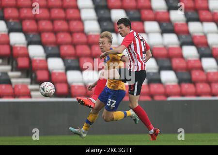 Conor McLaughlin, de Sunderland, en action avec George Lapslie, de Mansfield Town, lors du match de la coupe FA entre Sunderland et Mansfield Town, au Stade de Light, Sunderland, Angleterre, le samedi 7th novembre 2020. (Photo de Mark Fletcher/MI News/NurPhoto) Banque D'Images