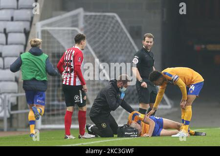 Farrend Rawson, de Mansfield Town, reçoit un traitement lors du match de la coupe FA entre Sunderland et Mansfield Town au stade de Light, Sunderland, Angleterre, le samedi 7th novembre 2020. (Photo de Mark Fletcher/MI News/NurPhoto) Banque D'Images