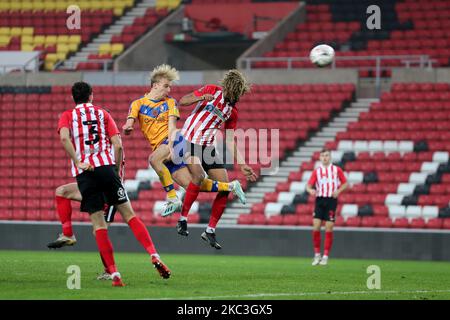 George Lapslie est à la tête de leur but lors de leur victoire 1-0 dans le match de la coupe FA entre Sunderland et Mansfield Town au stade de Light, Sunderland, Angleterre, le samedi 7th novembre 2020. (Photo de Mark Fletcher/MI News/NurPhoto) Banque D'Images