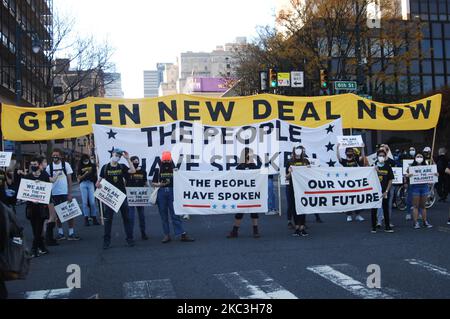 Les Philadelphiens célèbrent le président élu Joe Biden et le vice-président élu Kamala Harris lors de l'élection présidentielle en marchant du centre commercial Independence Mall à l'hôtel de ville de Philadelphie, PA sur 7 novembre 2020. (Photo par Cory Clark/NurPhoto) Banque D'Images