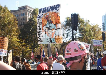 Philadelphie a organisé un rassemblement à Independence Mall pour célébrer le vote populaire du président élu Joe Biden et la victoire du Collège électoral à l'élection présidentielle de 2020 à Philadelphie, PA sur 7 novembre 2020. (Photo par Cory Clark/NurPhoto) Banque D'Images