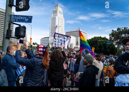 Quelques heures après que Joe Biden ait été nommé président élu, des partisans sont venus dans le centre-ville de Los Angeles, aux États-Unis samedi 7 novembre 2020 pour célébrer la victoire historique. (Photo de Brent Combs/NurPhoto) Banque D'Images