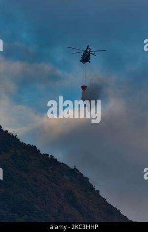 Un hélicoptère du Service de vol gouvernemental de Hong Kong dépose de l'eau sur les flancs du pic de Kowloon, sur 8 novembre 2020. La montagne est l'emplacement du point de vue réputé de 'Suicide Cliff'. (Photo de Marc Fernandes/NurPhoto) Banque D'Images