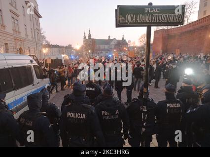 Des véhicules de police et des policiers bloquent les manifestants Pro-Choice dans la rue Grodzka à Cracovie. Des étudiants universitaires, des activistes des droits des femmes et leurs partisans ont organisé une autre manifestation anti-gouvernementale à Cracovie le 17th jour des manifestations en cours, communément appelées grève des femmes (en polonais : Strajk Kobiet), faisant pression sur les restrictions à la pandémie et exprimant leur colère face à la décision de la Cour suprême qui a resserré les lois déjà strictes sur l'avortement. Samedi, 7 novembre 2020, à Cracovie, en Pologne. (Photo par Artur Widak/NurPhoto) Banque D'Images