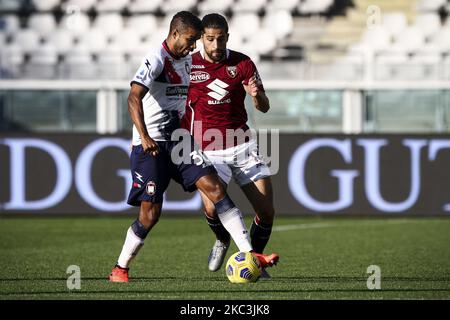 Le milieu de terrain de Crotone Junior Messias (30) lutte pour le bal contre le défenseur de Turin Ricardo Rodriguez (13) lors de la série Un match de football n.7 TORINO - CROTONE on 08 novembre 2020 au Stadio Olimpico Grande Torino à Turin, Piémont, Italie. Résultat final: Torino-Crotone 0-0. (Photo de Matteo Bottanelli/NurPhoto) Banque D'Images