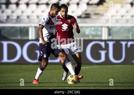 Le milieu de terrain de Crotone Junior Messias (30) lutte pour le bal contre le défenseur de Turin Ricardo Rodriguez (13) lors de la série Un match de football n.7 TORINO - CROTONE on 08 novembre 2020 au Stadio Olimpico Grande Torino à Turin, Piémont, Italie. Résultat final: Torino-Crotone 0-0. (Photo de Matteo Bottanelli/NurPhoto) Banque D'Images