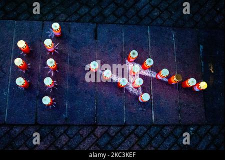 Sur le sol, les gens ont placé un symbole de boulon d'éclairage rouge avec des bougies, lors de la manifestation en solidarité avec les femmes polonaises a eu lieu à Eindhoven, pays-Bas sur 8 novembre 2020. (Photo par Romy Arroyo Fernandez/NurPhoto) Banque D'Images