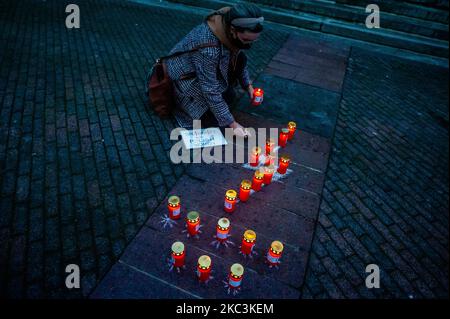 Une femme éclaire une bougie sur un symbole de boulon d'éclairage rouge, lors de la manifestation en solidarité avec les femmes polonaises a eu lieu à Eindhoven, pays-Bas sur 8 novembre 2020. (Photo par Romy Arroyo Fernandez/NurPhoto) Banque D'Images