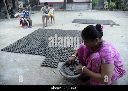 Une femme potier fabrique des lampes en terre pour le prochain festival de Diwali, dans un village de Barpeta, Assam, Inde sur 8 novembre 2020. (Photo de David Talukdar/NurPhoto) Banque D'Images