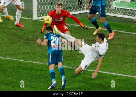 Magomed Ozdoev (27), de Zenit Saint-Pétersbourg, dirige le bal, tandis qu'Alyaksandr Martynovich (R) et Matvei Safonov de Krasnodar se défendent lors du match de la première Ligue russe entre le FC Zenit Saint-Pétersbourg et le FC Krasnodar sur 8 novembre 2020 à l'arène Gazprom de Saint-Pétersbourg, en Russie. (Photo de Mike Kireev/NurPhoto) Banque D'Images