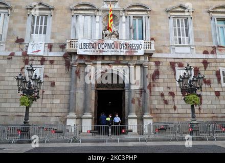 La façade de la Generalitat de Catalogne a été attaquée avec de la peinture rouge en signe de protestation lors de la fermeture de la restauration, à Barcelone, le 09th novembre 2020. (Photo de Joan Valls/Urbanandsport/NurPhoto) Banque D'Images