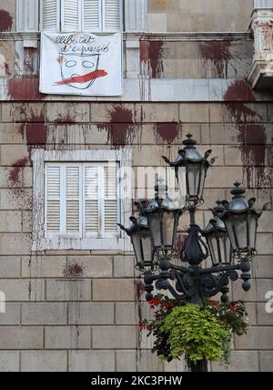 La façade de la Generalitat de Catalogne a été attaquée avec de la peinture rouge en signe de protestation lors de la fermeture de la restauration, à Barcelone, le 09th novembre 2020. (Photo de Joan Valls/Urbanandsport/NurPhoto) Banque D'Images