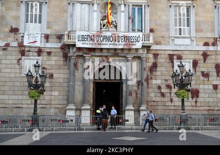 La façade de la Generalitat de Catalogne a été attaquée avec de la peinture rouge en signe de protestation lors de la fermeture de la restauration, à Barcelone, le 09th novembre 2020. (Photo de Joan Valls/Urbanandsport/NurPhoto) Banque D'Images