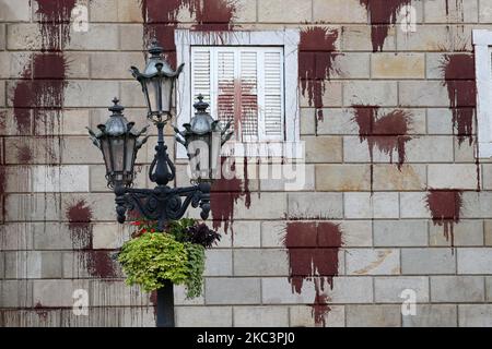 La façade de la Generalitat de Catalogne a été attaquée avec de la peinture rouge en signe de protestation lors de la fermeture de la restauration, à Barcelone, le 09th novembre 2020. (Photo de Joan Valls/Urbanandsport/NurPhoto) Banque D'Images