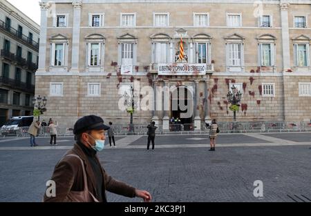 La façade de la Generalitat de Catalogne a été attaquée avec de la peinture rouge en signe de protestation lors de la fermeture de la restauration, à Barcelone, le 09th novembre 2020. (Photo de Joan Valls/Urbanandsport/NurPhoto) Banque D'Images