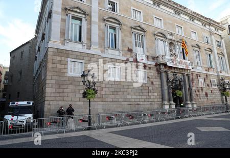 La façade de la Generalitat de Catalogne a été attaquée avec de la peinture rouge en signe de protestation lors de la fermeture de la restauration, à Barcelone, le 09th novembre 2020. (Photo de Joan Valls/Urbanandsport/NurPhoto) Banque D'Images