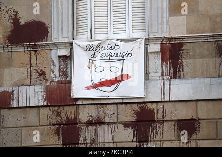 La façade de la Generalitat de Catalogne a été attaquée avec de la peinture rouge en signe de protestation lors de la fermeture de la restauration, à Barcelone, le 09th novembre 2020. (Photo de Joan Valls/Urbanandsport/NurPhoto) Banque D'Images