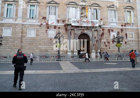 La façade de la Generalitat de Catalogne a été attaquée avec de la peinture rouge en signe de protestation lors de la fermeture de la restauration, à Barcelone, le 09th novembre 2020. (Photo de Joan Valls/Urbanandsport/NurPhoto) Banque D'Images