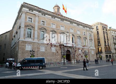 La façade de la Generalitat de Catalogne a été attaquée avec de la peinture rouge en signe de protestation lors de la fermeture de la restauration, à Barcelone, le 09th novembre 2020. (Photo de Joan Valls/Urbanandsport/NurPhoto) Banque D'Images