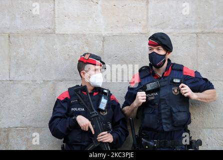 La façade de la Generalitat de Catalogne a été attaquée avec de la peinture rouge en signe de protestation lors de la fermeture de la restauration, à Barcelone, le 09th novembre 2020. (Photo de Joan Valls/Urbanandsport/NurPhoto) Banque D'Images