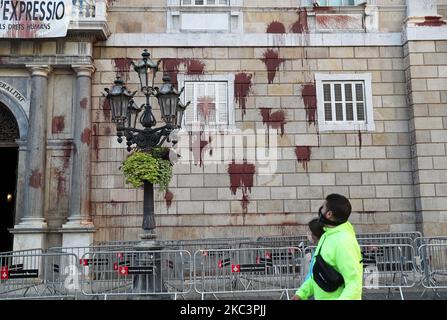 La façade de la Generalitat de Catalogne a été attaquée avec de la peinture rouge en signe de protestation lors de la fermeture de la restauration, à Barcelone, le 09th novembre 2020. (Photo de Joan Valls/Urbanandsport/NurPhoto) Banque D'Images