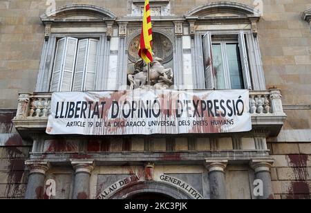 La façade de la Generalitat de Catalogne a été attaquée avec de la peinture rouge en signe de protestation lors de la fermeture de la restauration, à Barcelone, le 09th novembre 2020. (Photo de Joan Valls/Urbanandsport/NurPhoto) Banque D'Images