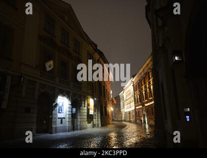 La vue de la rue Kanoniczna de Cracovie juste après le programme TVN 24 intitulé « Don Stanislao ». Le deuxième visage du cardinal Dziwisz' de Marcin Gutowski au sujet de la carte. Stanis?aw Dziwisz - le légendaire secrétaire personnel et ami de Jean-Paul II Le père Wojtyla (plus tard le pape Jean-Paul II) est resté à la rue Kanoniczna de 1951 à 1963, quand il est devenu évêque puis archevêque. Selon les documents recueillis par l'auteur du rapport, le cardinal Dziwisz avait connaissance de nombreux scandales pédophiles dans l'Église polonaise et mondiale, ainsi que de deux scandales de grande envergure liés au fondateur de Banque D'Images