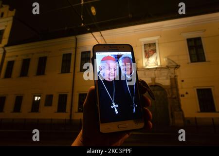 Une photo d'illustration avec des portraits du cardinal Stanislaw Dziwisz (L) et de l'actuel archevêque de Cracovie Marek Jedraszewski (R), vu sur un téléphone portable devant le Palais des évêques de Cracovie, dans la rue Franciszkanska, juste après le programme TVN 24 « Don Stanislao ». Le deuxième visage du cardinal Dziwisz' de Marcin Gutowski. L'archevêque Karol Wojtyla (plus tard le pape Jean-Paul II) est resté au 3, rue Franciszkanska, de 1963 à 1978, lorsqu'il a été élu Pape. En octobre 1966, le père Dziwisz a été nommé secrétaire personnel par l'archevêque Wojtyla. Dziwisz est resté dans cette position jusqu'à Wojt Banque D'Images