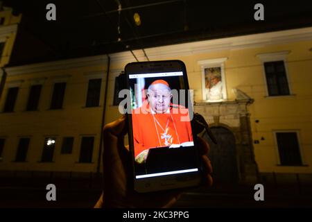 Une photo avec un portrait du cardinal Stanislaw Dziwisz vu sur un téléphone portable, devant le Palais des évêques de Cracovie dans la rue Franciszkanska, juste après le programme TVN 24 'Don Stanislao. Le deuxième visage du cardinal Dziwisz' de Marcin Gutowski. L'archevêque Karol Wojtyla (plus tard le pape Jean-Paul II) est resté au 3, rue Franciszkanska, de 1963 à 1978, lorsqu'il a été élu Pape. En octobre 1966, le père Dziwisz a été nommé secrétaire personnel par l'archevêque Wojtyla. Dziwisz est resté dans cette position jusqu'à la mort de Wojtyla en 2005. Selon les matériaux collectés par le Banque D'Images