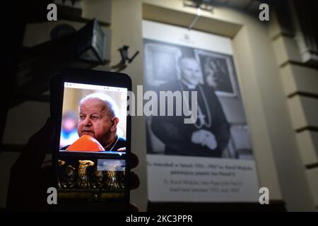 Un portrait du cardinal Dziwisz vu sur un téléphone portable dans la rue Kanoniczna de Cracovie, juste après le programme TVN 24 « Don Stanislao. Deuxième face de la carte. Dziwisz' de Marcin Gutowski au sujet du cardinal Stanis?aw Dziwisz - le légendaire secrétaire personnel et ami de Jean-Paul II Le père Wojtyla (plus tard le pape Jean-Paul II) est resté à 19 et 21, rue Kanoniczna, de 1951 à 1963, quand il est devenu évêque puis archevêque. Selon les documents recueillis par l'auteur du rapport, le cardinal Dziwisz avait connaissance de nombreux scandales pédophiles dans l'Église polonaise et mondiale, ainsi que de deux Banque D'Images