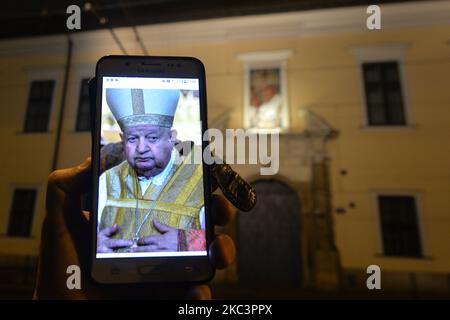Une photo avec un portrait du cardinal Stanislaw Dziwisz vu sur un téléphone portable, devant le Palais des évêques de Cracovie dans la rue Franciszkanska, juste après le programme TVN 24 'Don Stanislao. Le deuxième visage du cardinal Dziwisz' de Marcin Gutowski. L'archevêque Karol Wojtyla (plus tard le pape Jean-Paul II) est resté au 3, rue Franciszkanska, de 1963 à 1978, lorsqu'il a été élu Pape. En octobre 1966, le père Dziwisz a été nommé secrétaire personnel par l'archevêque Wojtyla. Dziwisz est resté dans cette position jusqu'à la mort de Wojtyla en 2005. Selon les matériaux collectés par le Banque D'Images