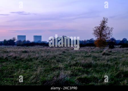 Le soleil se couche sur les Flats de Wanstead, pendant le premier week-end du deuxième confinement national, en raison de la deuxième vague de Covid-19, à Londres sur 7 novembre 2020. (Photo par Alberto Pezzali/NurPhoto) Banque D'Images