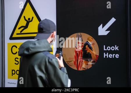 Les gens portent un masque lorsqu'ils marchent le long de Regent Street, à Londres sur 2 novembre 2020. (Photo par Alberto Pezzali/NurPhoto) Banque D'Images