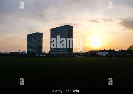 Le soleil se couche sur les Flats de Wanstead, pendant le premier week-end du deuxième confinement national, en raison de la deuxième vague de Covid-19, à Londres sur 7 novembre 2020. (Photo par Alberto Pezzali/NurPhoto) Banque D'Images